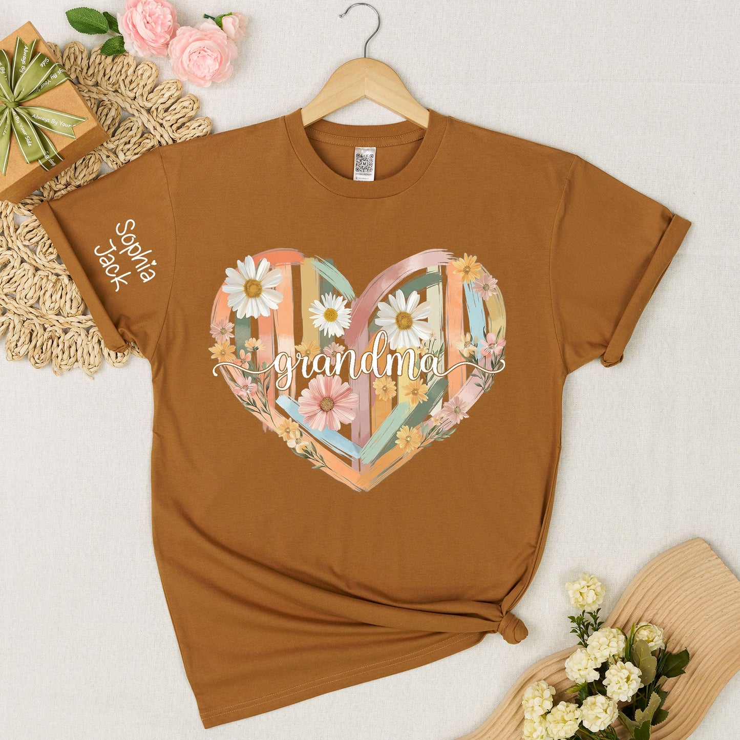 Personalized Grandma Shirt Retro Floral Heart Design Custom Nana Mimi Gigi Name Tee with Grandkids Names Vintage Family Outfit Gift for Her