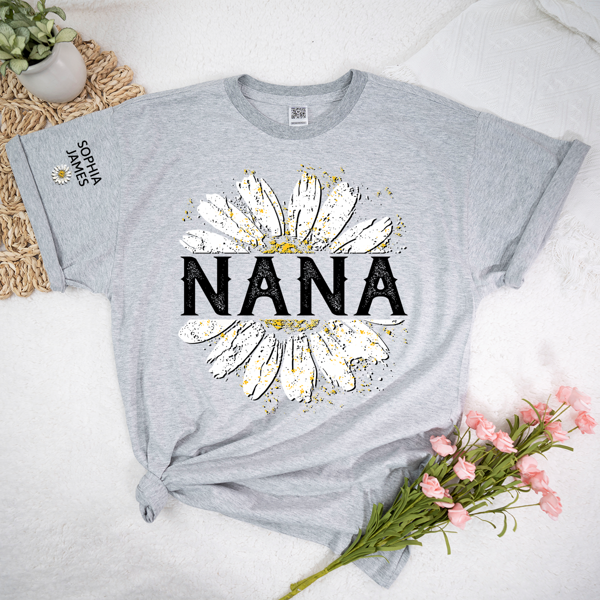 Personalized Nana Shirt with White Daisy Print – Custom Grandma Gift Featuring Grandkids Names
