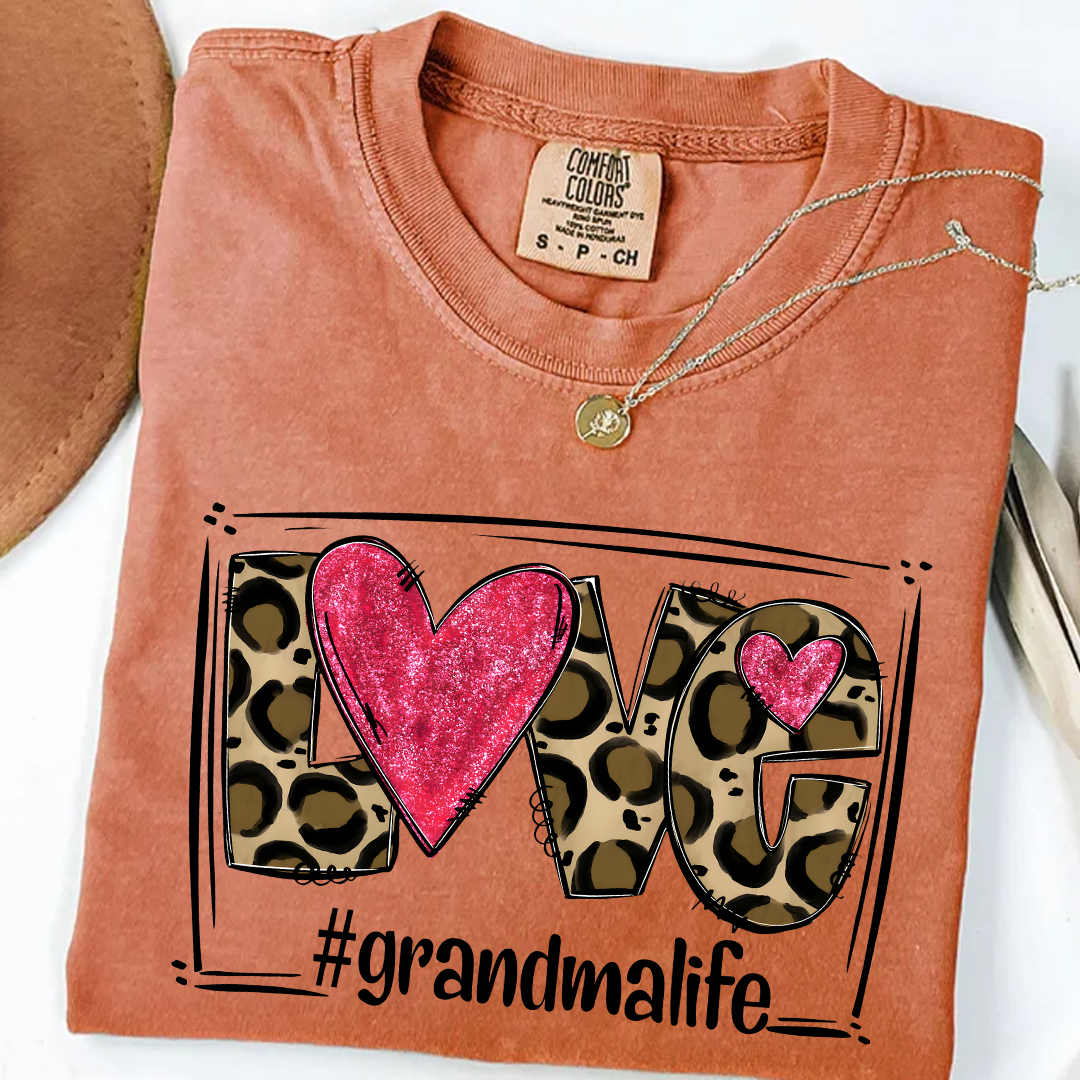 Comfort Colors® Grandma Life Shirt – LOVE Leopard Heart Graphic Tee for Grandma