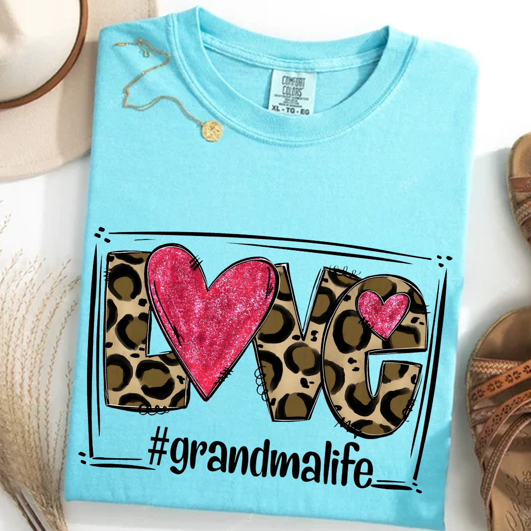Comfort Colors® Grandma Life Shirt – LOVE Leopard Heart Graphic Tee for Grandma