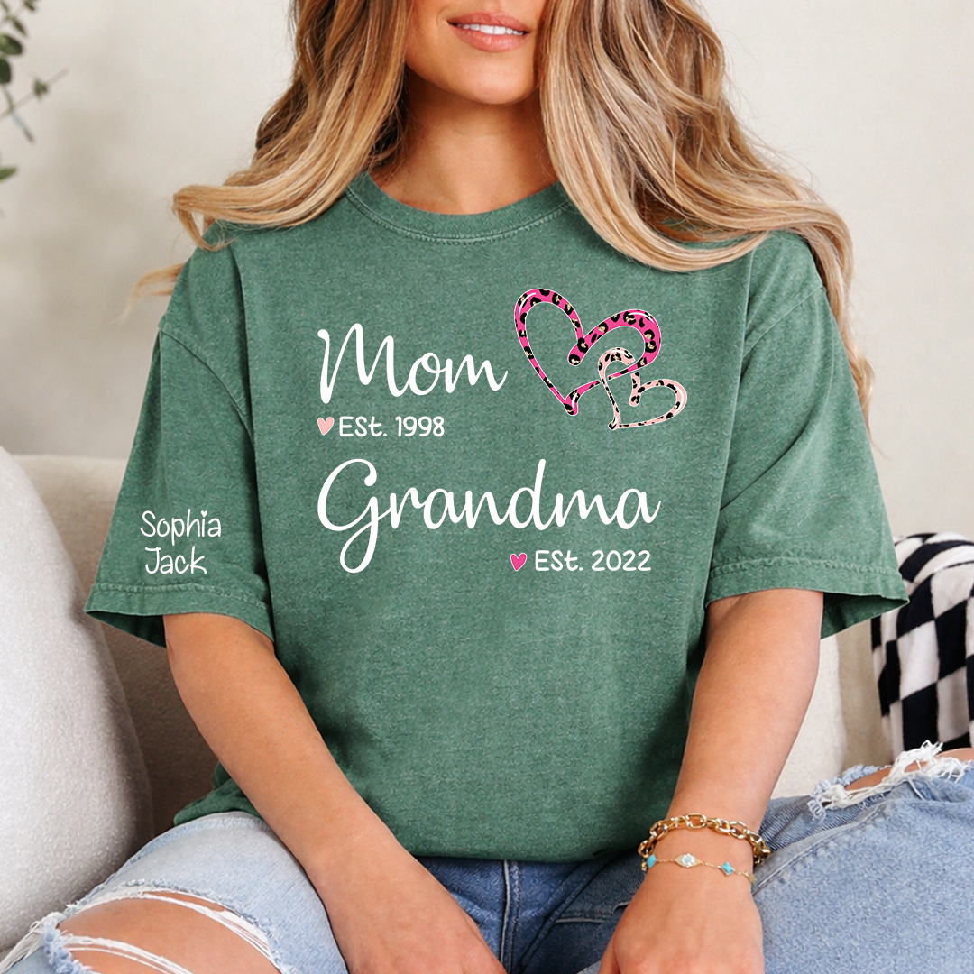 Personalized Mom Grandma Est Shirt with Custom Names on Sleeve, Leopard Heart Graphic Family T Shirt for Women, Meaningful Present for Mother Grandma from Kids and Grandkids