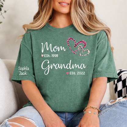 Personalized Mom Grandma Est Shirt with Custom Names on Sleeve, Leopard Heart Graphic Family T Shirt for Women, Meaningful Present for Mother Grandma from Kids and Grandkids
