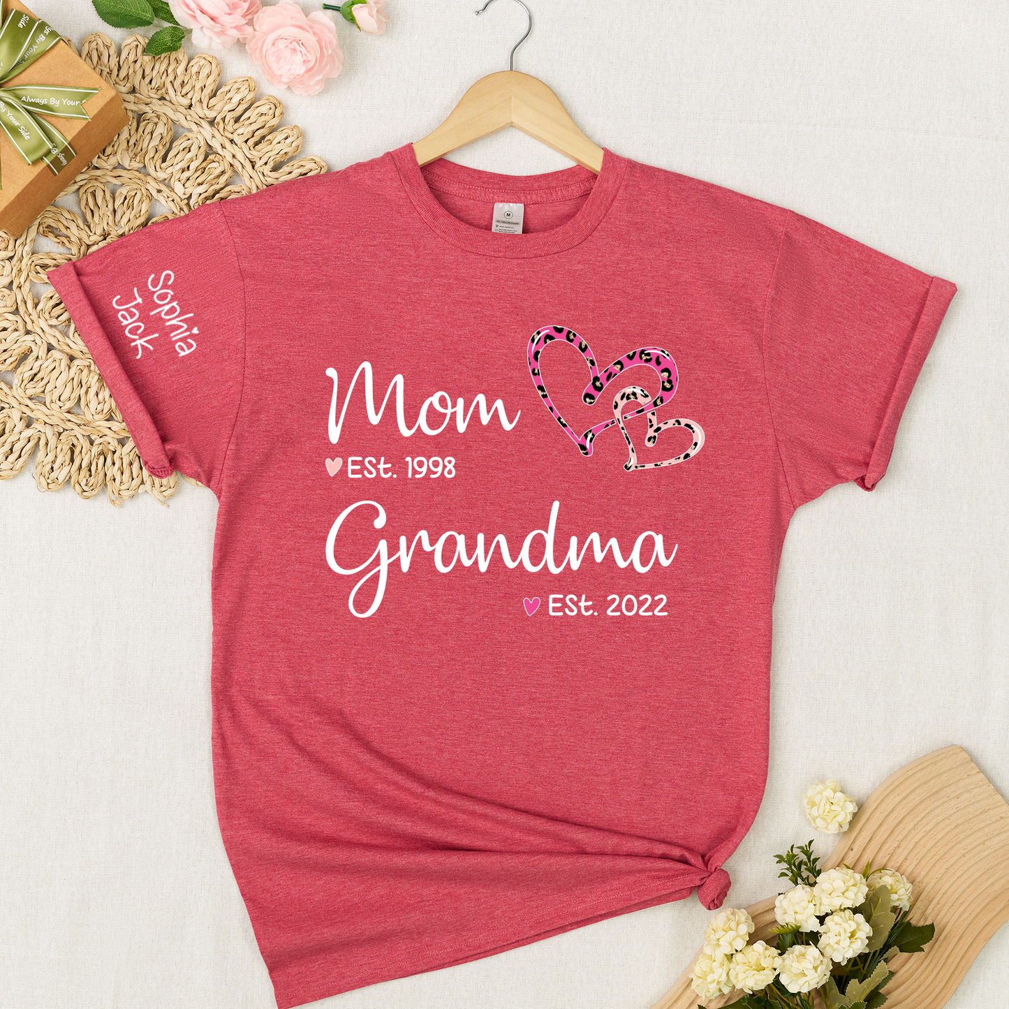 Personalized Mom Grandma Est Shirt with Custom Names on Sleeve, Leopard Heart Graphic Family T Shirt for Women, Meaningful Present for Mother Grandma from Kids and Grandkids