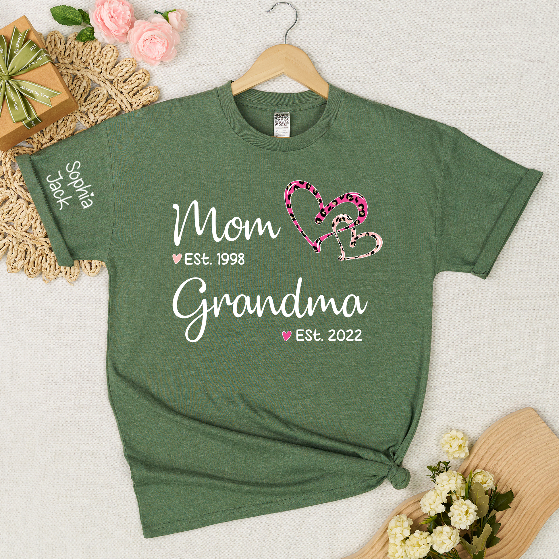 Personalized Mom Grandma Est Shirt with Custom Names on Sleeve, Leopard Heart Graphic Family T Shirt for Women, Meaningful Present for Mother Grandma from Kids and Grandkids