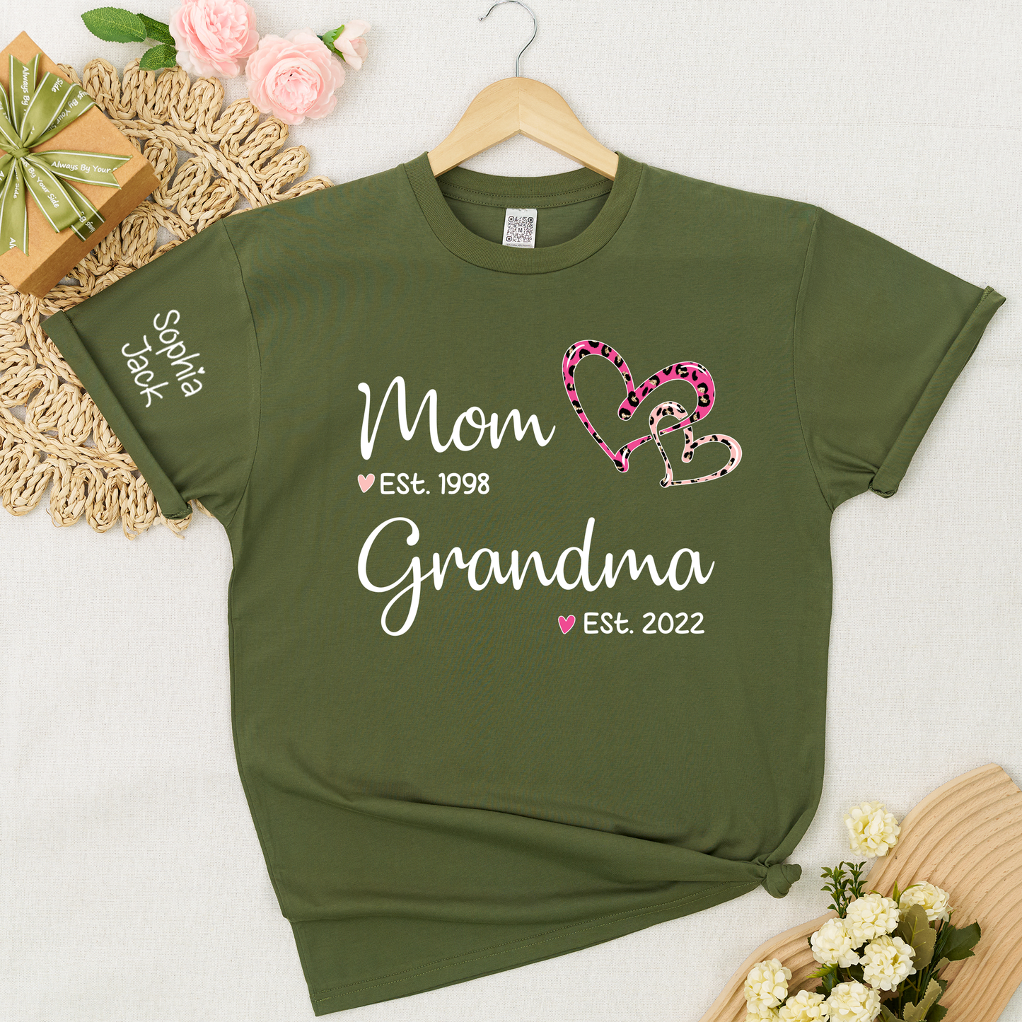 Personalized Mom Grandma Est Shirt with Custom Names on Sleeve, Leopard Heart Graphic Family T Shirt for Women, Meaningful Present for Mother Grandma from Kids and Grandkids