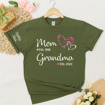 Personalized Mom Grandma Est Shirt with Custom Names on Sleeve, Leopard Heart Graphic Family T Shirt for Women, Meaningful Present for Mother Grandma from Kids and Grandkids