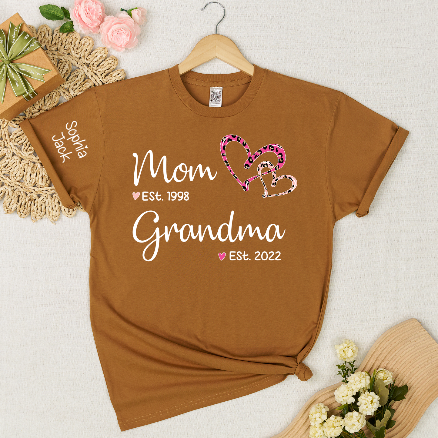 Personalized Mom Grandma Est Shirt with Custom Names on Sleeve, Leopard Heart Graphic Family T Shirt for Women, Meaningful Present for Mother Grandma from Kids and Grandkids
