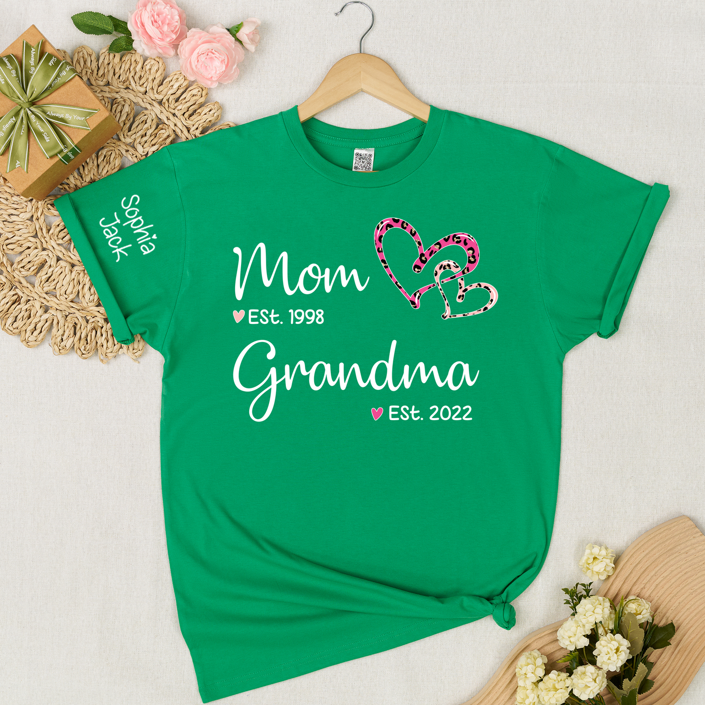 Personalized Mom Grandma Est Shirt with Custom Names on Sleeve, Leopard Heart Graphic Family T Shirt for Women, Meaningful Present for Mother Grandma from Kids and Grandkids