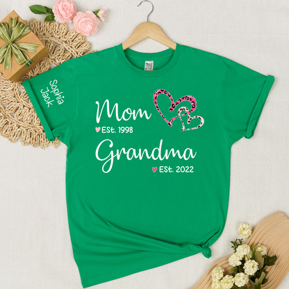 Personalized Mom Grandma Est Shirt with Custom Names on Sleeve, Leopard Heart Graphic Family T Shirt for Women, Meaningful Present for Mother Grandma from Kids and Grandkids