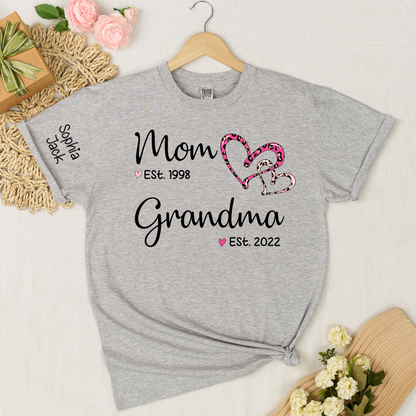 Personalized Mom Grandma Est Shirt with Custom Names on Sleeve, Leopard Heart Graphic Family T Shirt for Women, Meaningful Present for Mother Grandma from Kids and Grandkids