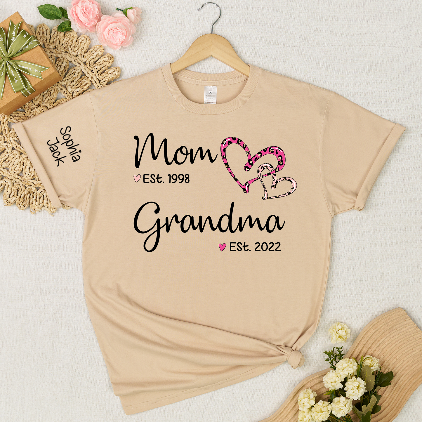 Personalized Mom Grandma Est Shirt with Custom Names on Sleeve, Leopard Heart Graphic Family T Shirt for Women, Meaningful Present for Mother Grandma from Kids and Grandkids