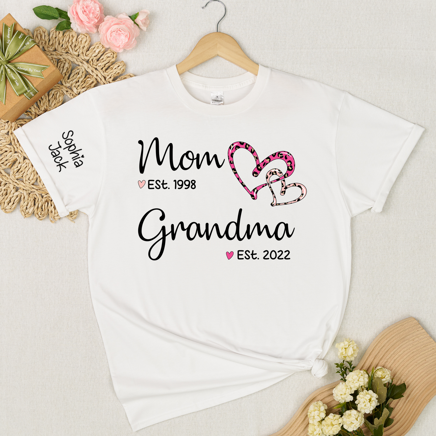 Personalized Mom Grandma Est Shirt with Custom Names on Sleeve, Leopard Heart Graphic Family T Shirt for Women, Meaningful Present for Mother Grandma from Kids and Grandkids