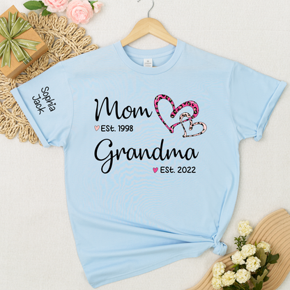 Personalized Mom Grandma Est Shirt with Custom Names on Sleeve, Leopard Heart Graphic Family T Shirt for Women, Meaningful Present for Mother Grandma from Kids and Grandkids