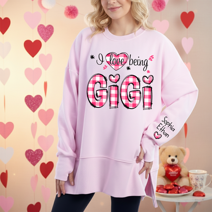 Custom Gigi Valentine Sweatshirt Personalized Names on Sleeve, I Love Being Gigi Shirt for Grandma, Cute Heart Plaid Design Family Apparel for Mother’s Day Valentine Holiday
