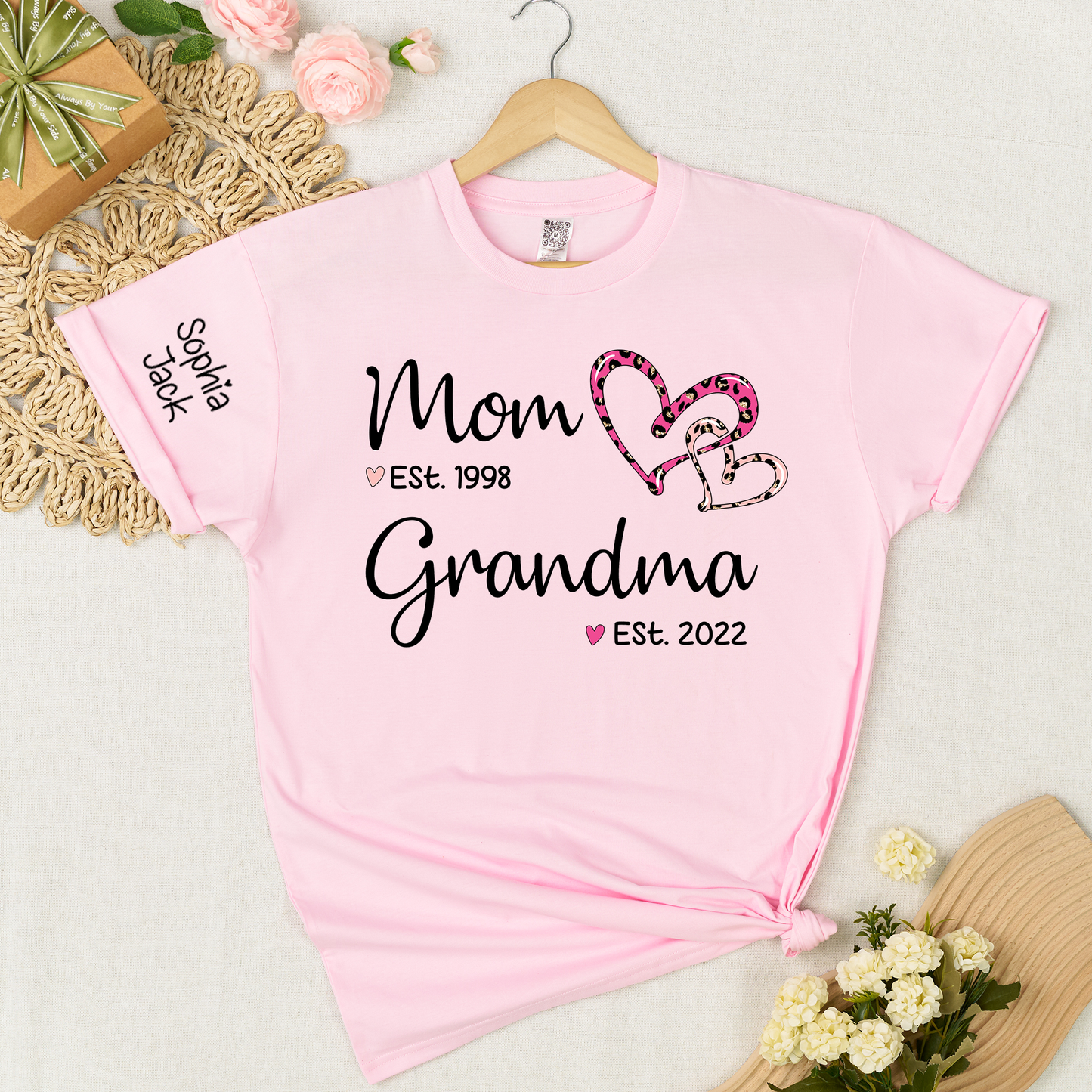 Personalized Mom Grandma Est Shirt with Custom Names on Sleeve, Leopard Heart Graphic Family T Shirt for Women, Meaningful Present for Mother Grandma from Kids and Grandkids