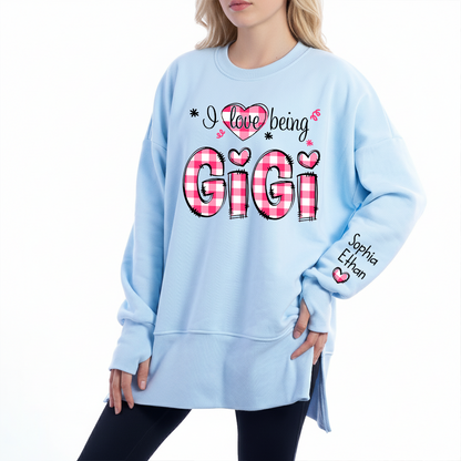 Custom Gigi Valentine Sweatshirt Personalized Names on Sleeve, I Love Being Gigi Shirt for Grandma, Cute Heart Plaid Design Family Apparel for Mother’s Day Valentine Holiday