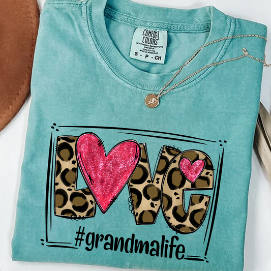 Comfort Colors® Grandma Life Shirt – LOVE Leopard Heart Graphic Tee for Grandma