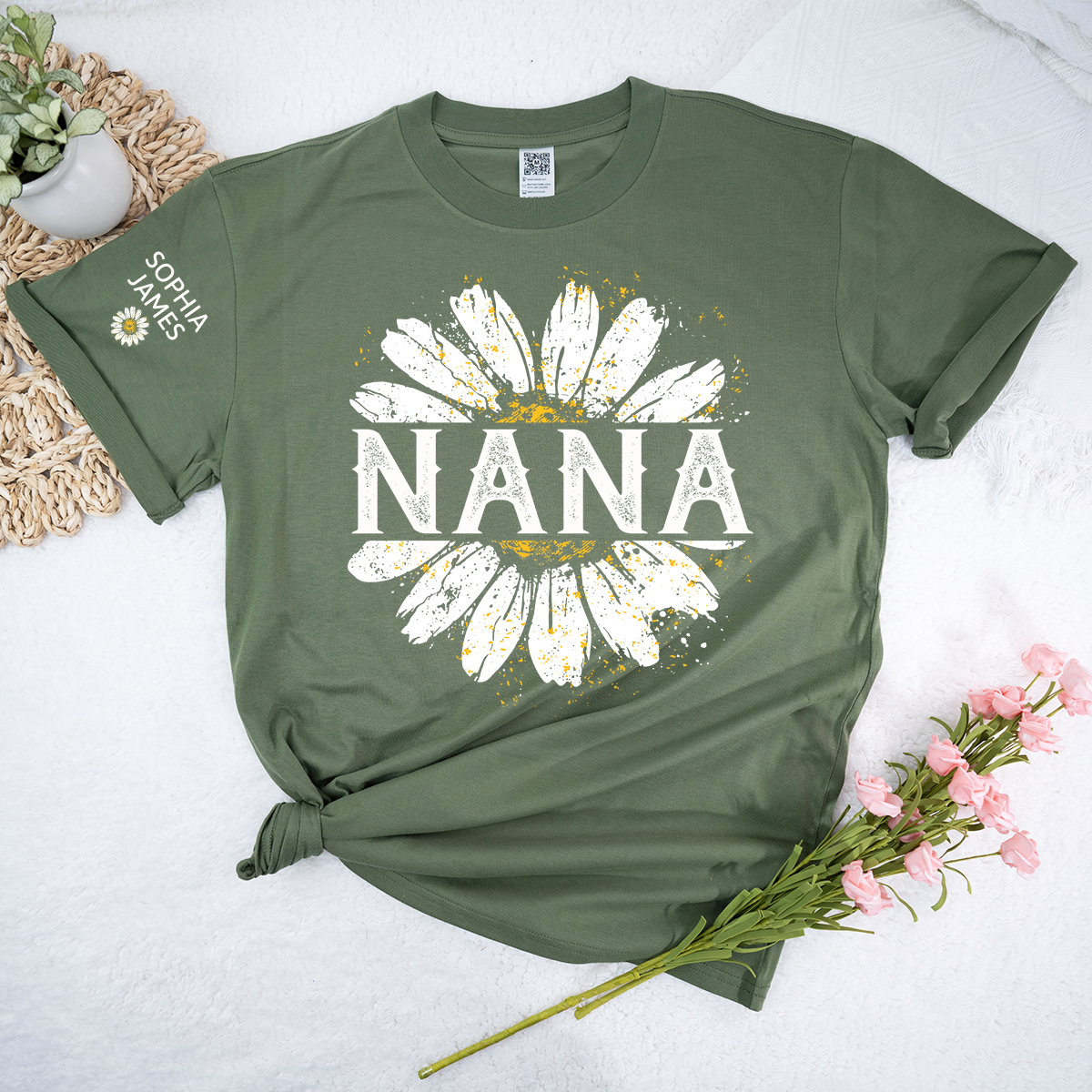 Personalized Nana Shirt with White Daisy Print – Custom Grandma Gift Featuring Grandkids Names