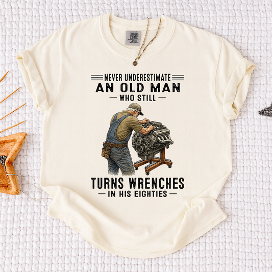 Comfort Colors Never Underestimate An Old Man Who Still Turns Wrenches T-Shirt – Custom Gift for Mechanics in Their Eighties