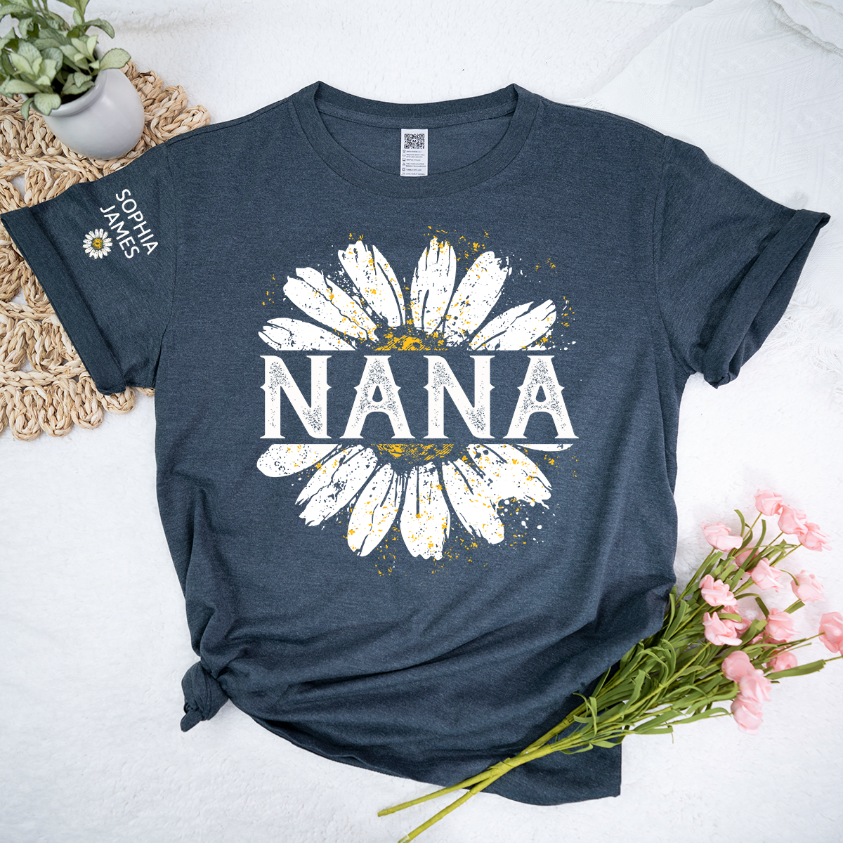 Personalized Nana Shirt with White Daisy Print – Custom Grandma Gift Featuring Grandkids Names