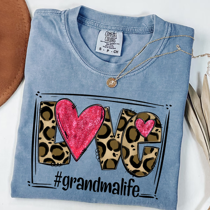 Comfort Colors® Grandma Life Shirt – LOVE Leopard Heart Graphic Tee for Grandma