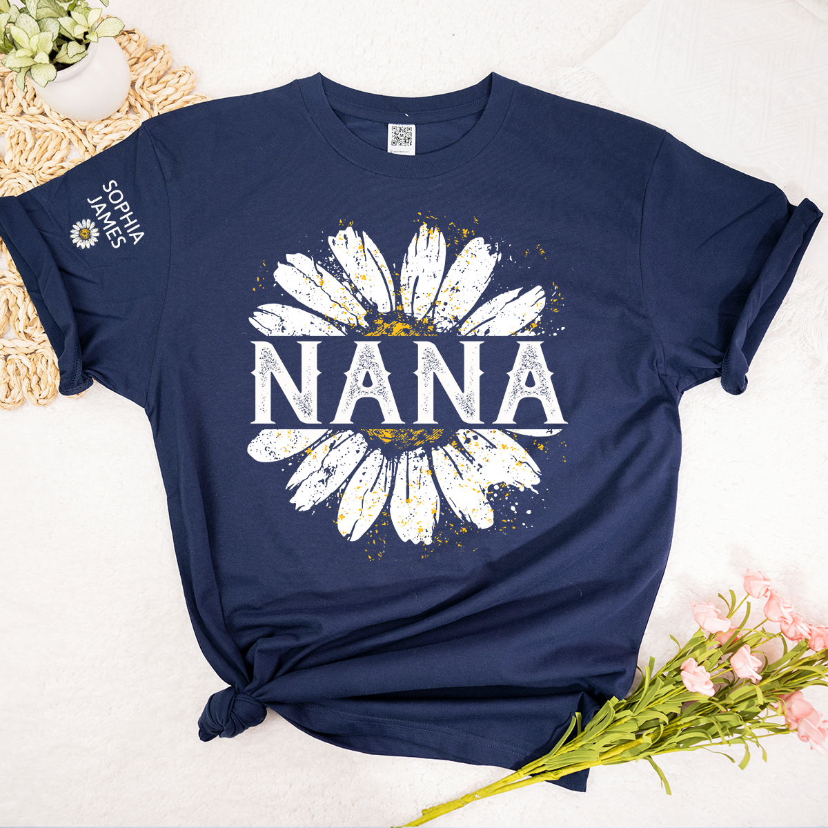 Personalized Nana Shirt with White Daisy Print – Custom Grandma Gift Featuring Grandkids Names