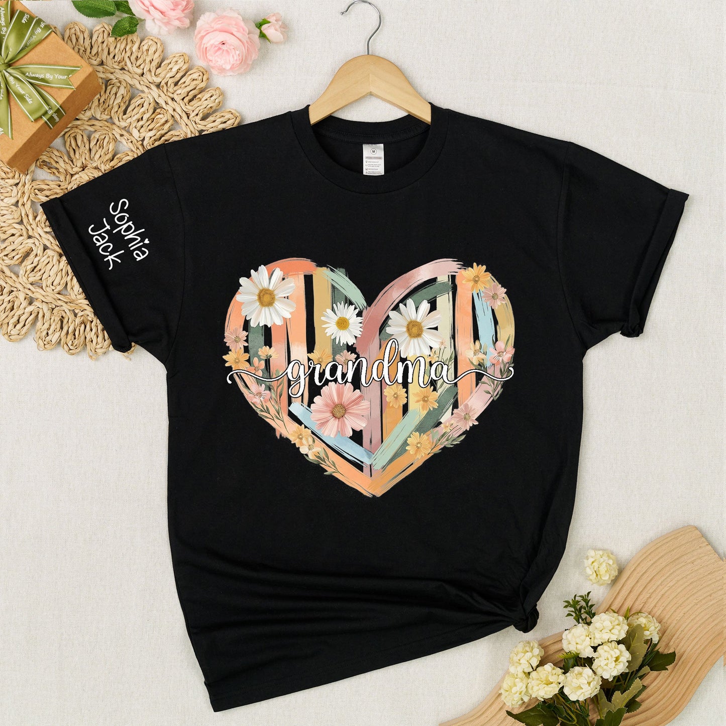 Personalized Grandma Shirt Retro Floral Heart Design Custom Nana Mimi Gigi Name Tee with Grandkids Names Vintage Family Outfit Gift for Her