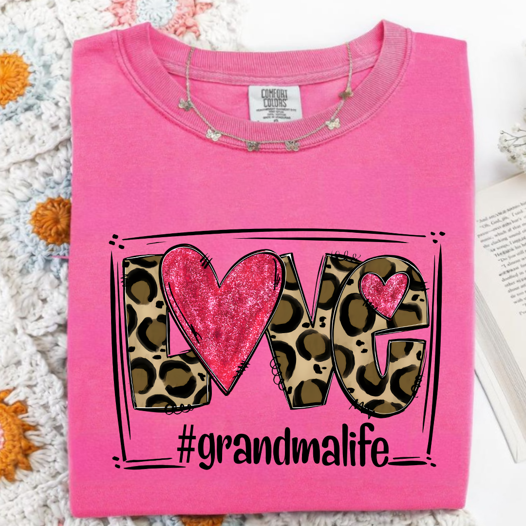 Comfort Colors® Grandma Life Shirt – LOVE Leopard Heart Graphic Tee for Grandma