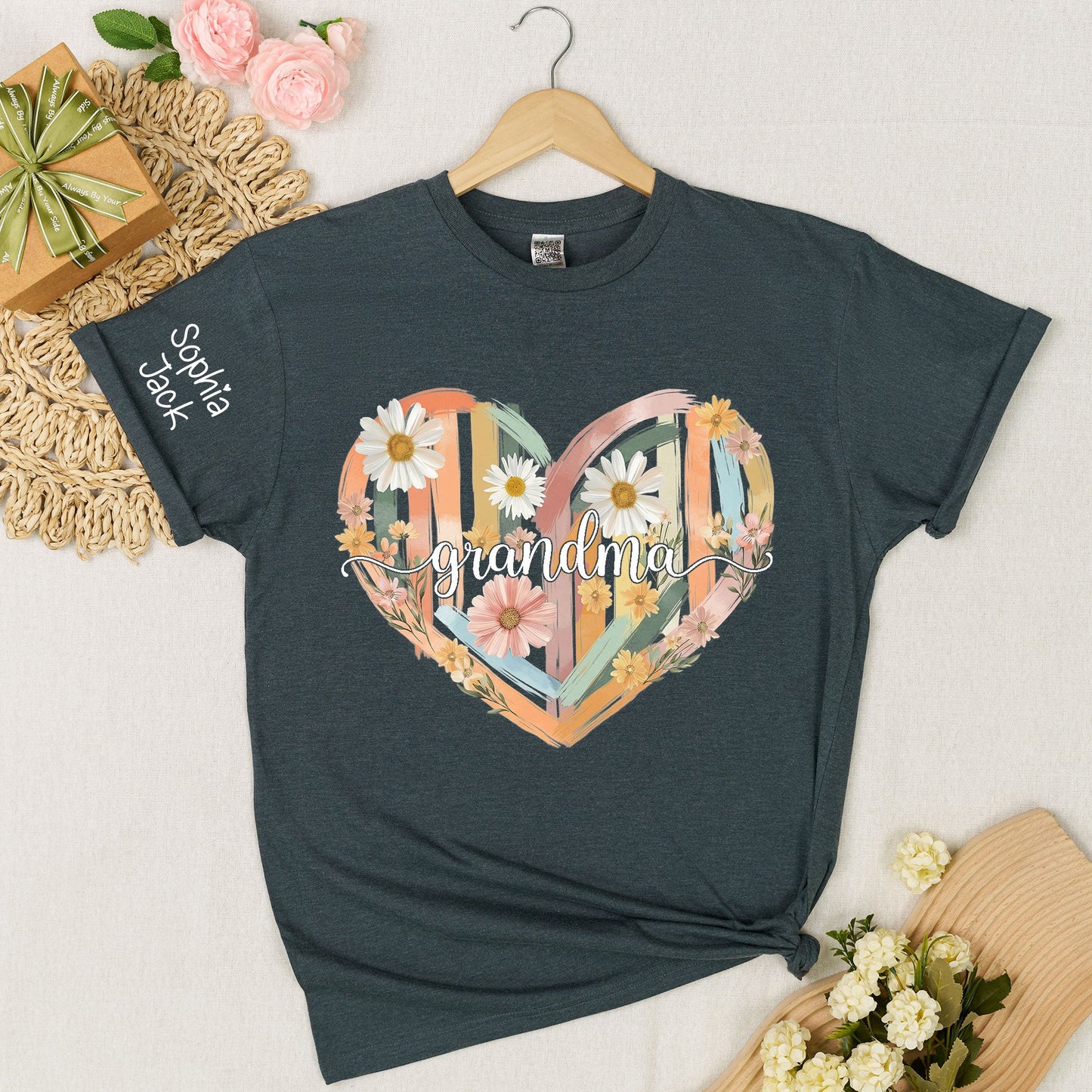 Personalized Grandma Shirt Retro Floral Heart Design Custom Nana Mimi Gigi Name Tee with Grandkids Names Vintage Family Outfit Gift for Her