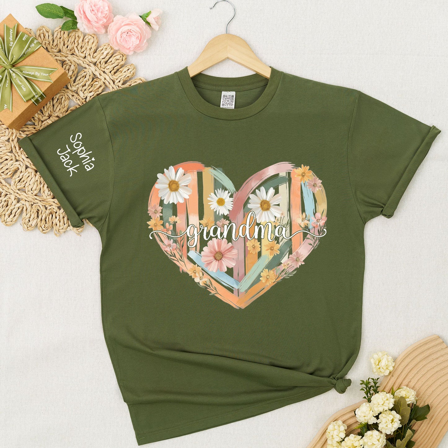 Personalized Grandma Shirt Retro Floral Heart Design Custom Nana Mimi Gigi Name Tee with Grandkids Names Vintage Family Outfit Gift for Her