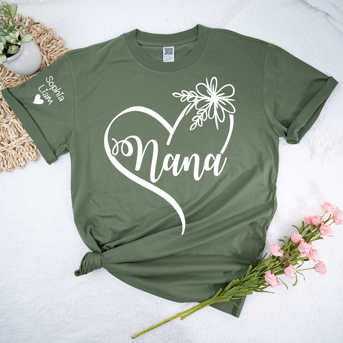 Custom Nana T-Shirt with Elegant Heart and Flower Design – Personalized Gift for Grandma