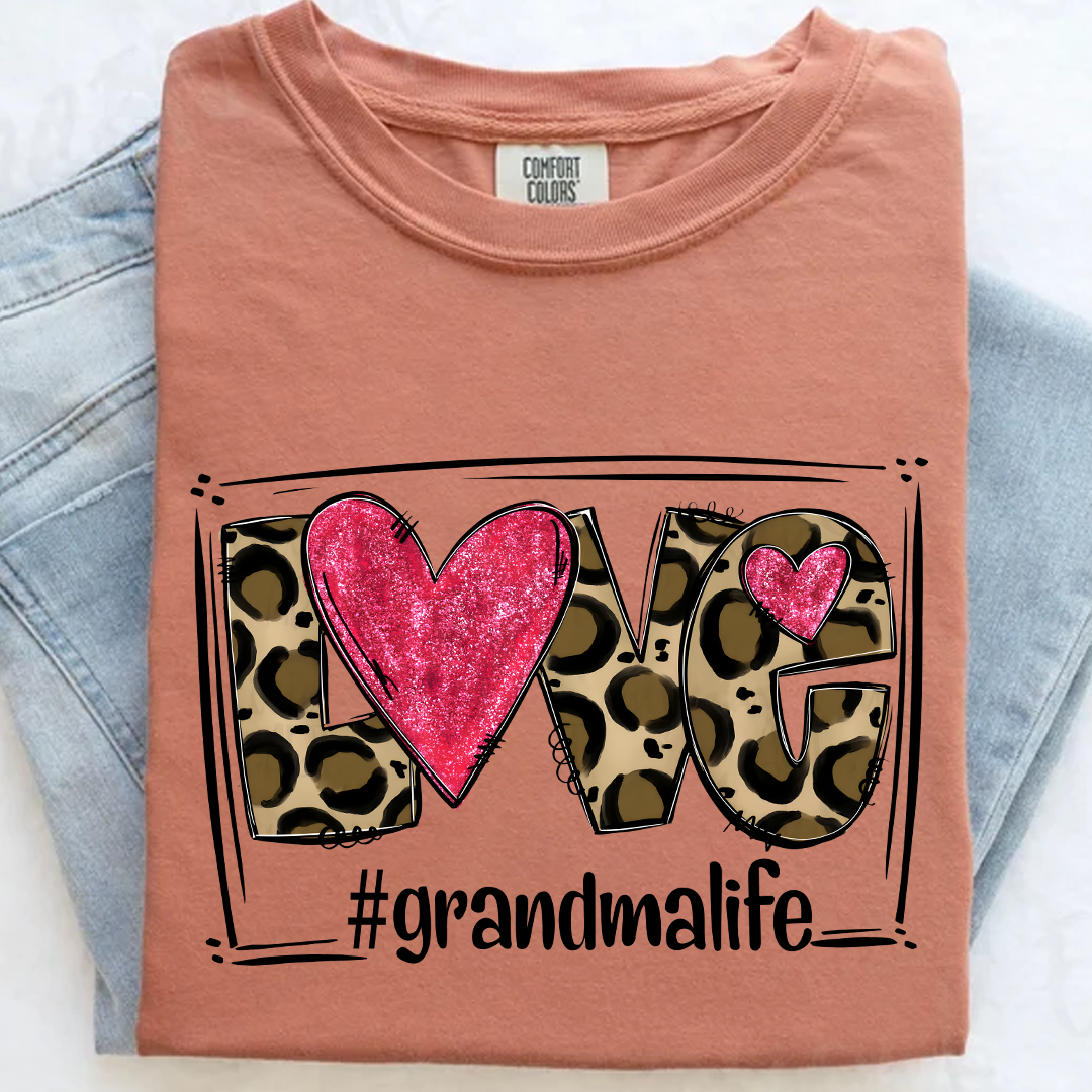 Comfort Colors® Grandma Life Shirt – LOVE Leopard Heart Graphic Tee for Grandma