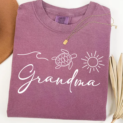 Comfort Colors® Personalized Grandma Beach Shirt Cute Turtle Sun Ocean Graphic Tee, Retro Summer Grandma Gift T-Shirt, Coastal Vacation Shirt