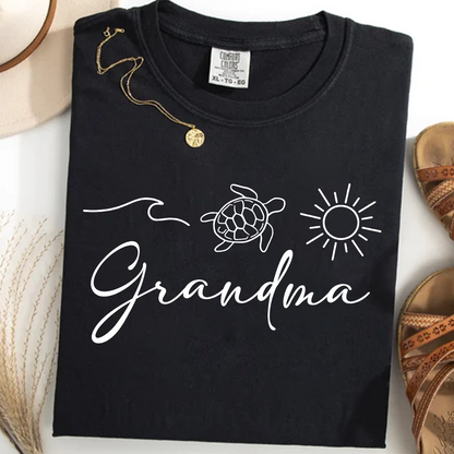 Comfort Colors® Personalized Grandma Beach Shirt Cute Turtle Sun Ocean Graphic Tee, Retro Summer Grandma Gift T-Shirt, Coastal Vacation Shirt