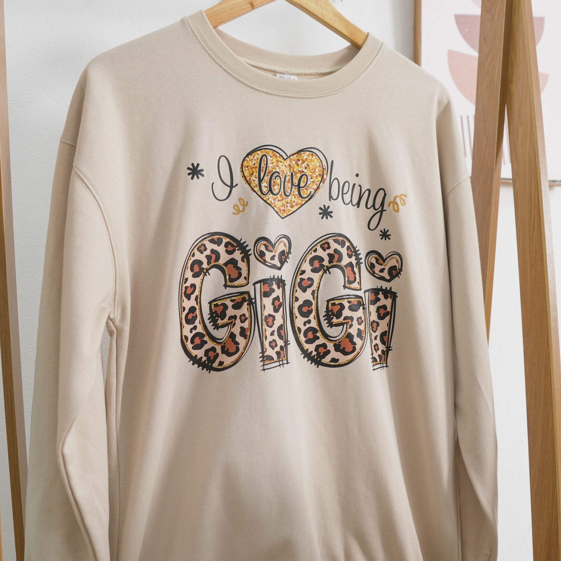 Custom Grandma Leopard Sweatshirt – Personalized I Love Being Gigi with Grandchildren’s Names Hoodie, Ideal Christmas Gift