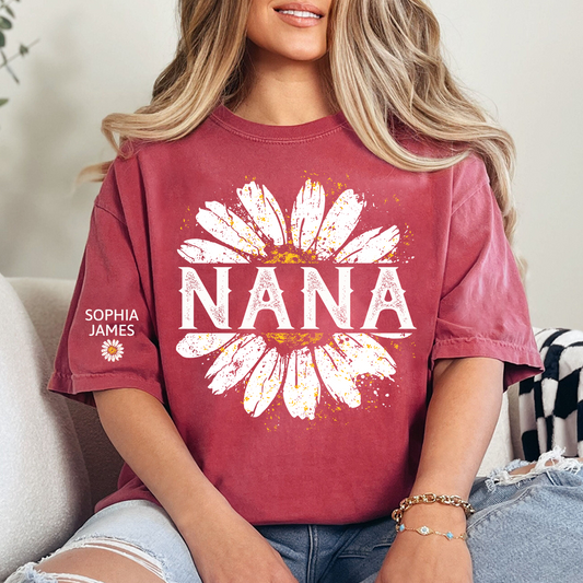 Personalized Nana Shirt with White Daisy Print – Custom Grandma Gift Featuring Grandkids Names