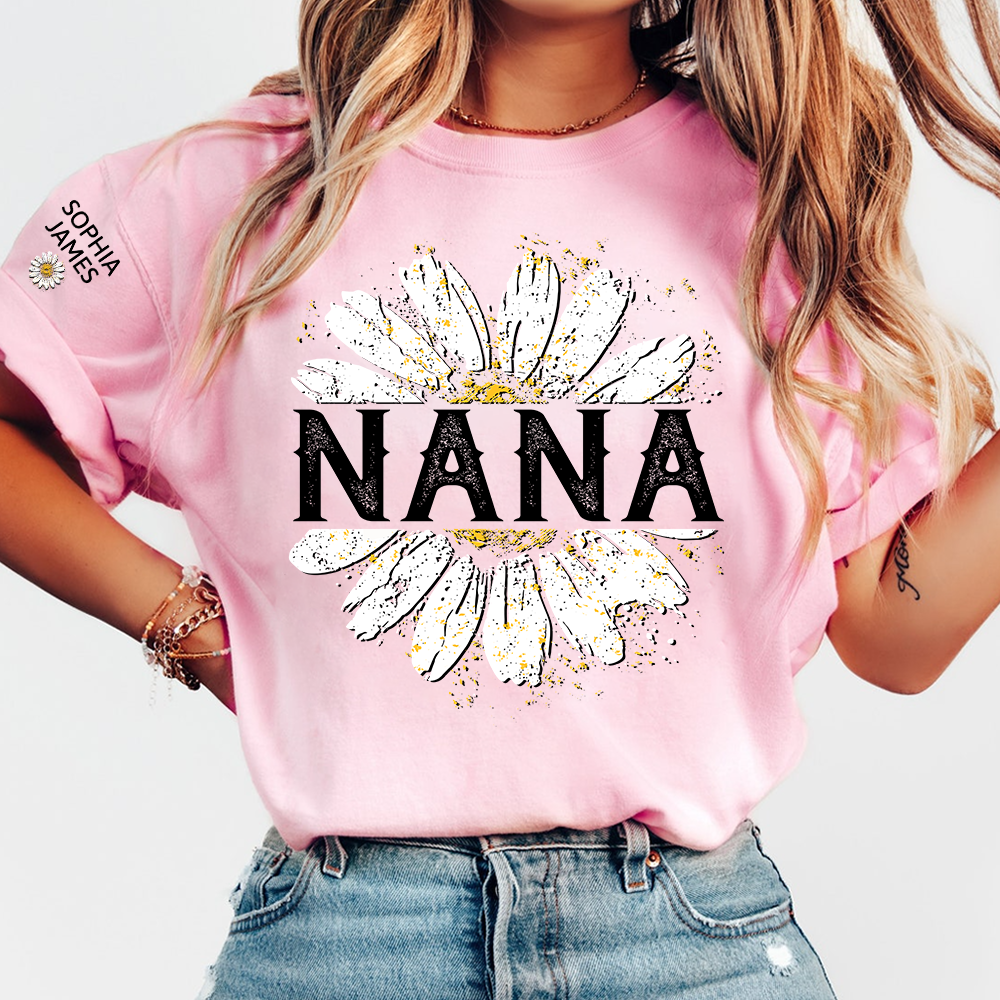 Personalized Nana Shirt with White Daisy Print – Custom Grandma Gift Featuring Grandkids Names