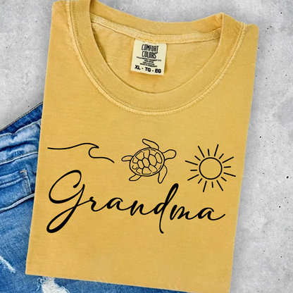 Comfort Colors® Personalized Grandma Beach Shirt Cute Turtle Sun Ocean Graphic Tee, Retro Summer Grandma Gift T-Shirt, Coastal Vacation Shirt