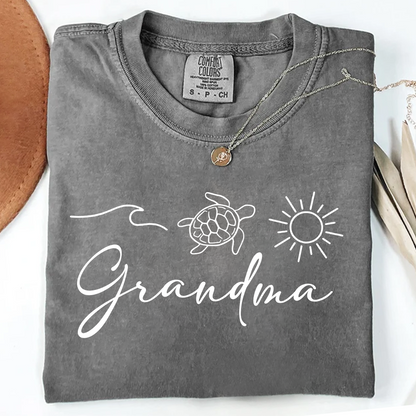 Comfort Colors® Personalized Grandma Beach Shirt Cute Turtle Sun Ocean Graphic Tee, Retro Summer Grandma Gift T-Shirt, Coastal Vacation Shirt