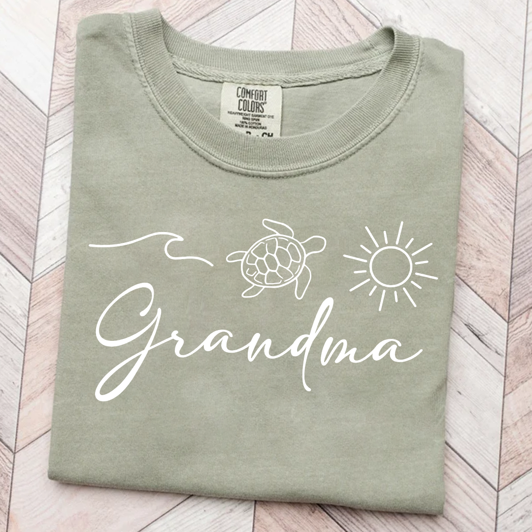 Comfort Colors® Personalized Grandma Beach Shirt Cute Turtle Sun Ocean Graphic Tee, Retro Summer Grandma Gift T-Shirt, Coastal Vacation Shirt