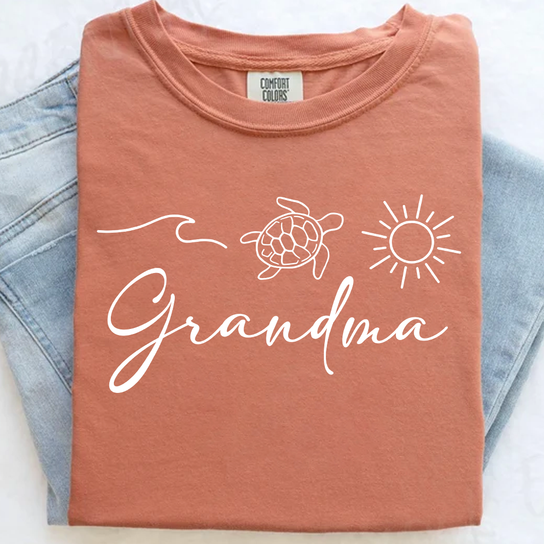 Comfort Colors® Personalized Grandma Beach Shirt Cute Turtle Sun Ocean Graphic Tee, Retro Summer Grandma Gift T-Shirt, Coastal Vacation Shirt