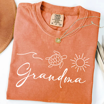 Comfort Colors® Personalized Grandma Beach Shirt Cute Turtle Sun Ocean Graphic Tee, Retro Summer Grandma Gift T-Shirt, Coastal Vacation Shirt
