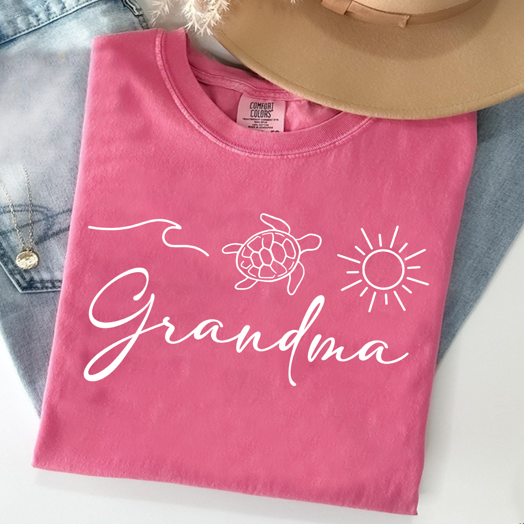 Comfort Colors® Personalized Grandma Beach Shirt Cute Turtle Sun Ocean Graphic Tee, Retro Summer Grandma Gift T-Shirt, Coastal Vacation Shirt