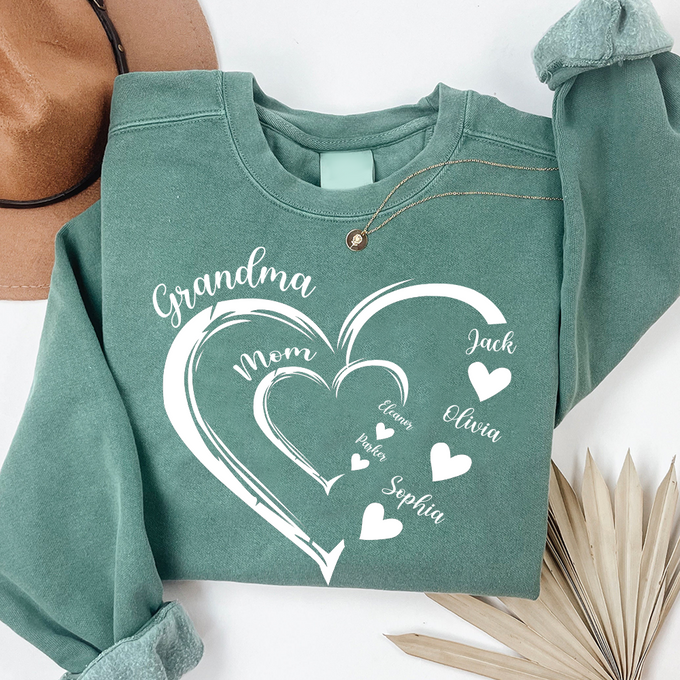 Personalized Mom And Grandma Heart Sweatshirt – Custom Grandma, Mimi, Gigi Sweatshirt with Kids’ Names, Perfect Gift for Mothers & Grandmas